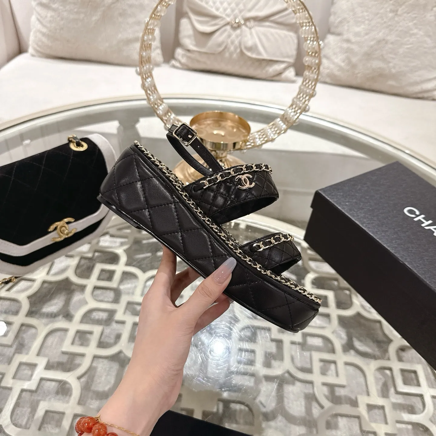 👟👟Ex-factory price 600👟👟 𝐂𝐇𝐀𝐍𝐄𝐋 | Xiaoxiang 25𝐬𝐬 🦋2025 Spring and Summer New Products Counter Classic Xiaoxiang Double C Diamond Chain Slippers Series New〰 🍬 The absolute best in the BS fashion circle. Matching will perform meticulously Minimalist, classic elements that will never fade away 💋 Show unique dressing style, too beautiful to say anything. A must-have for summer... Upper: Original high-customized lambskin Lining: Imported mixed sheepskin lining Outsole: Original molded non-slip outsole Shoe size: 35-39 (34.40.41.42 customization is not returnable)